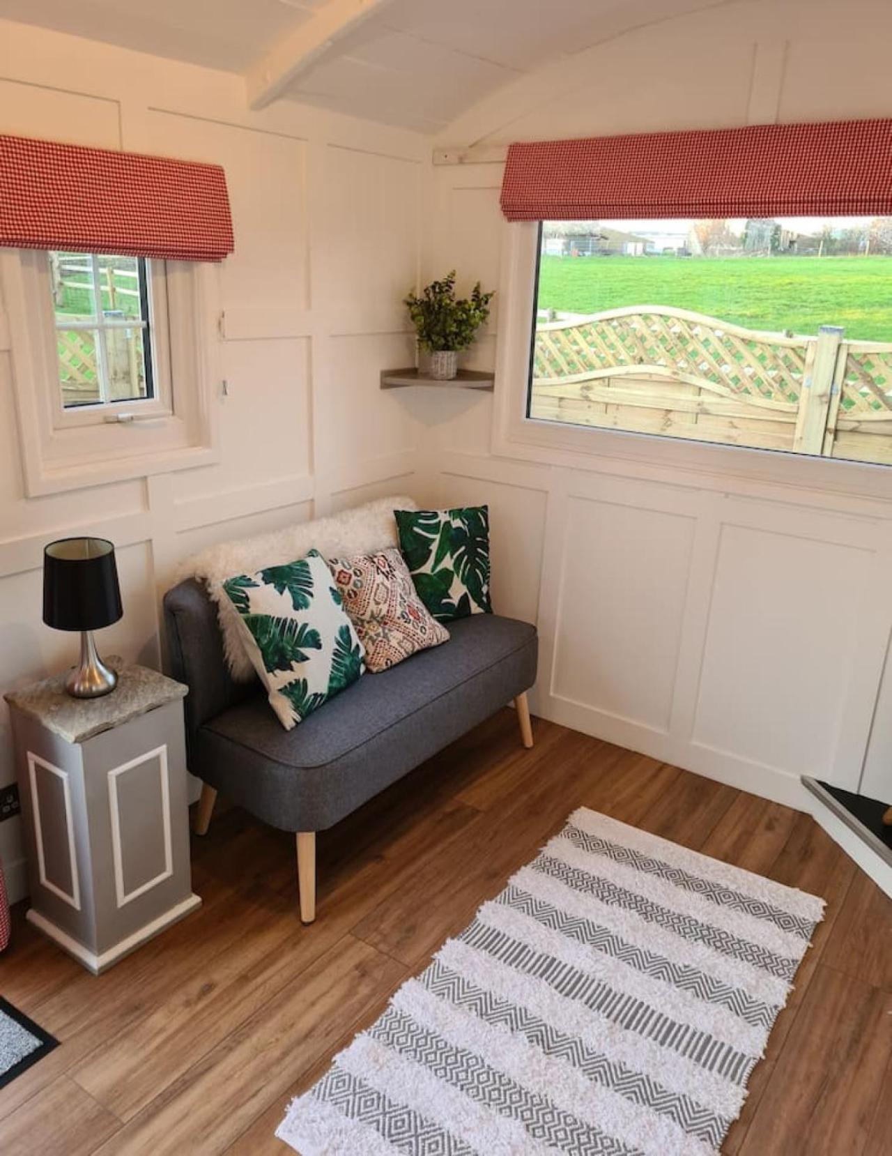 Llwynhelig House Railway Carriage - Delightful Railway Carriage With Hot Tub * Cowbridge