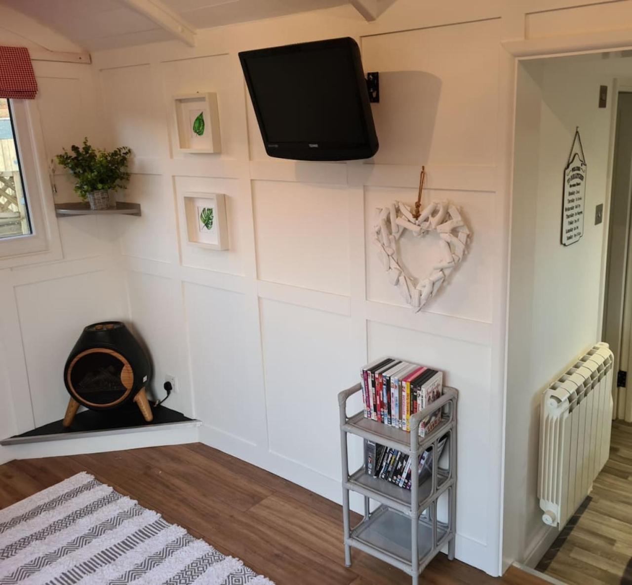 Llwynhelig House Railway Carriage - Delightful Railway Carriage With Hot Tub Lodge