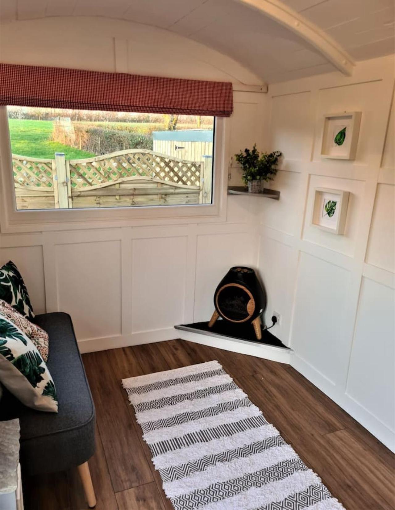 Llwynhelig House Railway Carriage - Delightful Railway Carriage With Hot Tub Lodge
